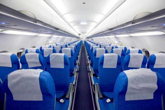 Pravi razlog zašto su sedišta u avionu plave boje