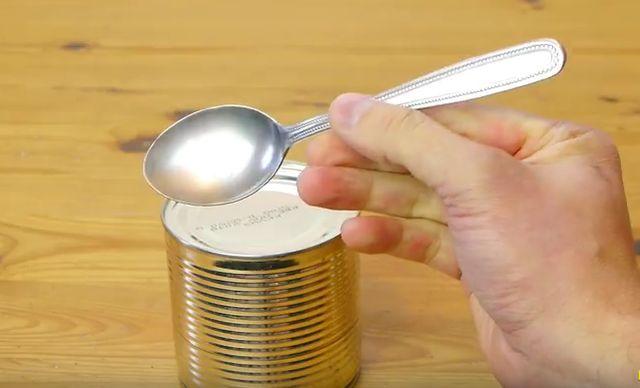 Kako da otvorite konzervu pomoæu kašike (VIDEO)