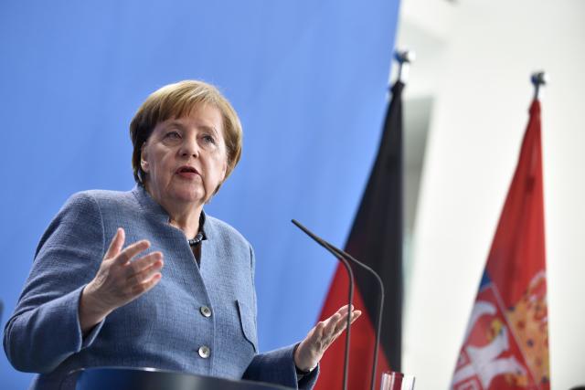 Merkelova Vučiću: Nije to srpska stvar