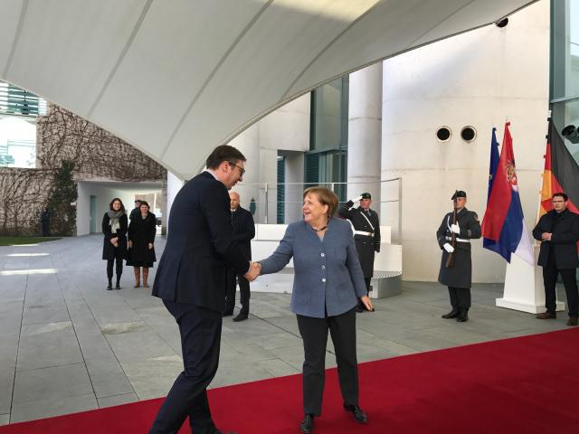 Vučić stigao u Berlin, na aerodromu svečani doček