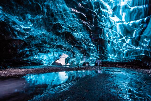 Očaravajuće plavetnilo spektakularnih ledenih pećina / VIDEO