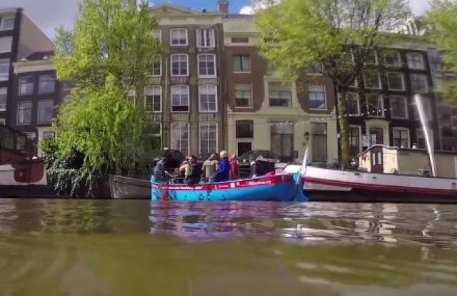 Malo drugačija tura: Pecanje plastike u kanalima Amsterdama