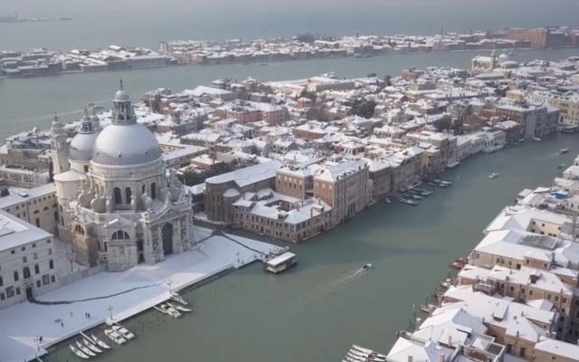 Prizori magiènog grada pod snegom oduzimaju dah / VIDEO