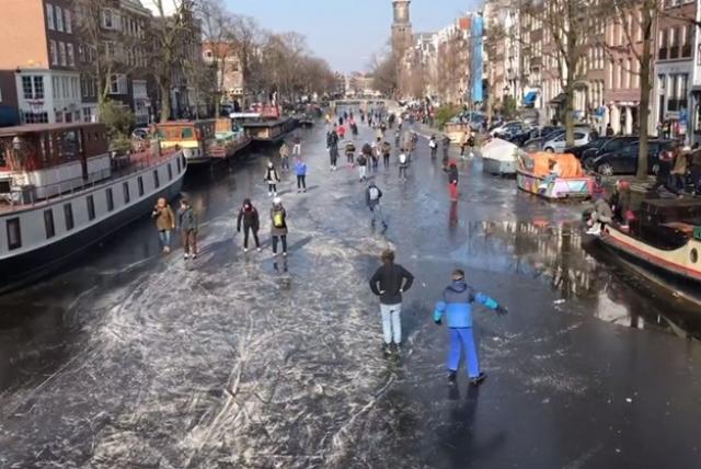 U Holandiji je toliko hladno da se ljudi klizaju po kanalima