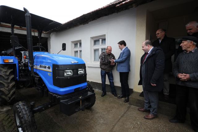 Selaković uručio ključeve traktora porodici Vasović