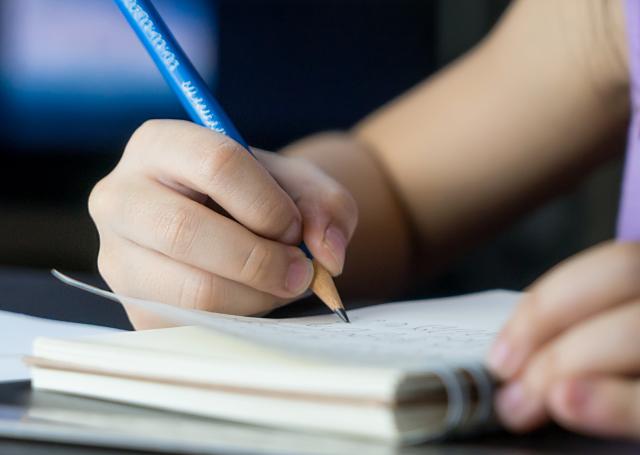 Pisanje rukom ili kuckanje - šta je bolje za mozak?