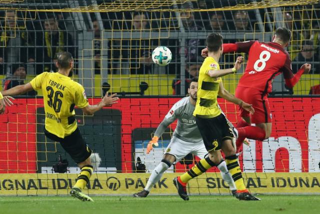 BL: Jović strelac za Frankfurt, Dortmund slavi Batšuaija