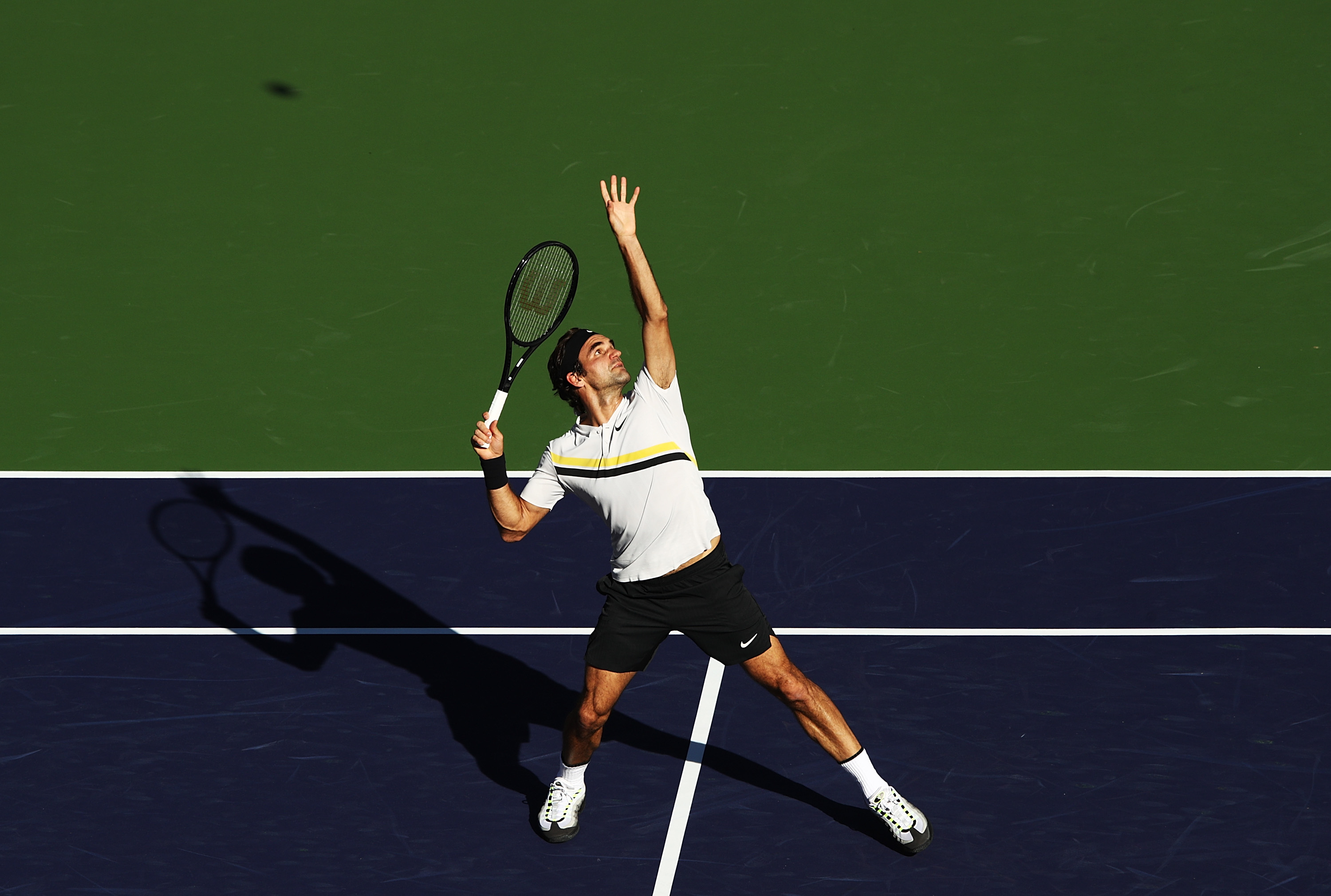 Удар в теннисе 7. Теннис удары Федерер. Федерер Роджер удар слева. Удар смэш в большом теннисе. Роджер Федерер удар слета.