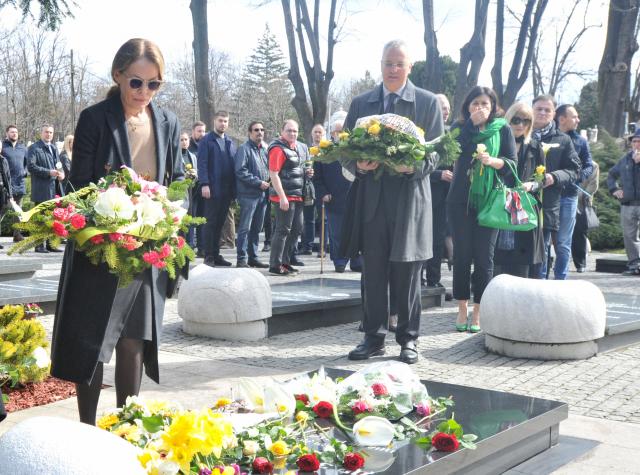 Porodica, DS i građani na grobu, LDP u šetnji/ FOTO
