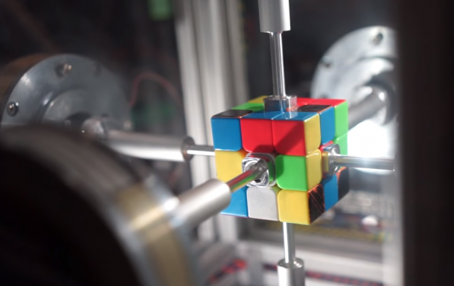 Novi rekord u rešavanju Rubikove kocke postavio - robot /VIDEO