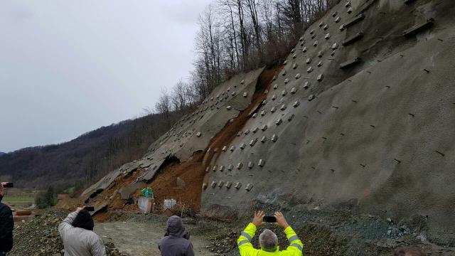 Obrušen potporni zid, iznad njega "krenulo brdo" FOTO