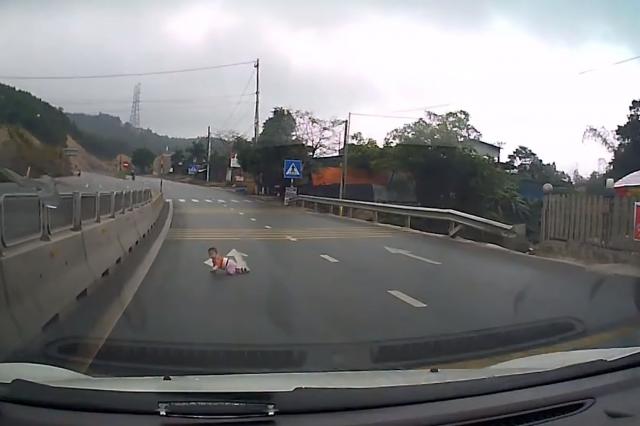 Vozaè je primetio bebu nasred prometnog auto-puta... / VIDEO