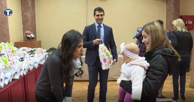 Pokloni za najmlaðe u Kuršumliji od Tamare Vuèiæ / VIDEO