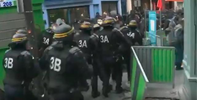 Žestoki sukobi mladih i policije u Parizu / VIDEO