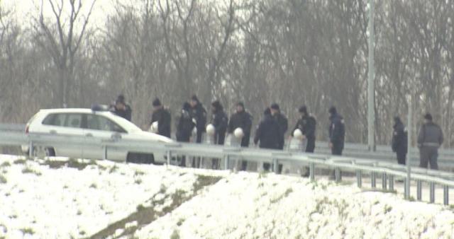 Policija blokirala prilaz Kovilovu / FOTO VIDEO