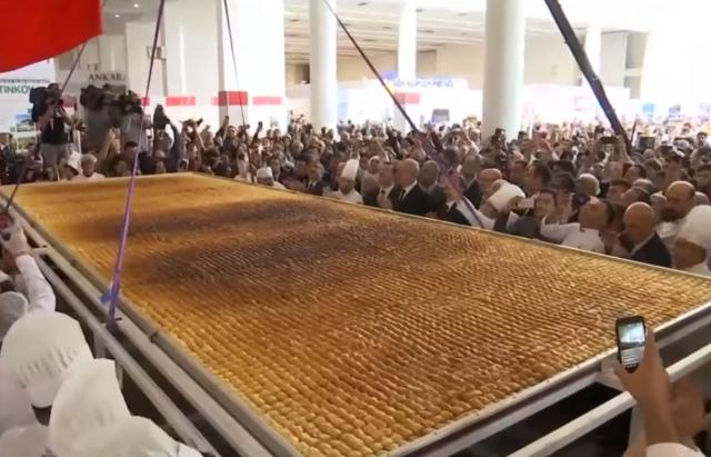 Površina 19 kvadrata: Ovo je najveæa baklava na svetu / VIDEO
