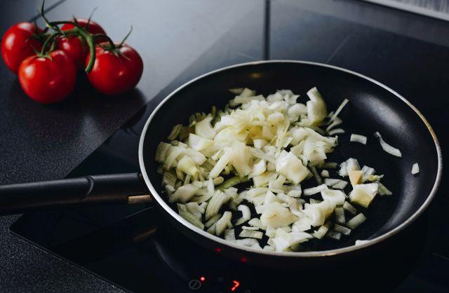 Kulinarski trik: Dinstanje luka na sasvim drugačiji način