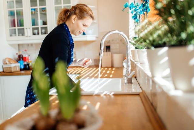 Uvek deluje: Jedan sastojak posle pranja sudova učiniće da vam kuhinja blista