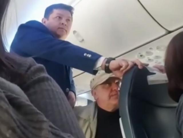 Pijani Rus vređao i psovao putnike aviona, sve dok... /VIDEO