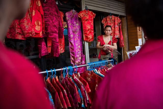 Tajlanđani sve više nose tradicionalnu odoru