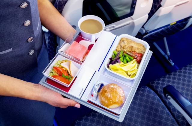 Šta se dogaða kada naruèite drugi obrok u avionu?