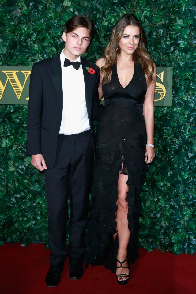 Oduševljava i šokira: Glumica sve češće pozira u bikinu, a slika je njen maloletni sin