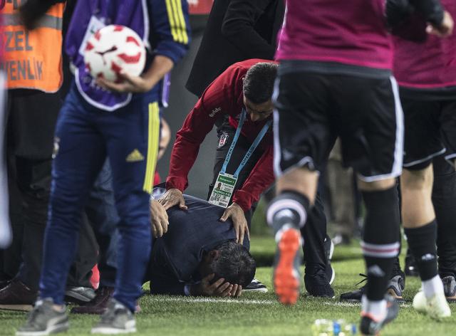 Prekinut turski derbi u Kupu, trener pogođen u glavu (VIDEO)