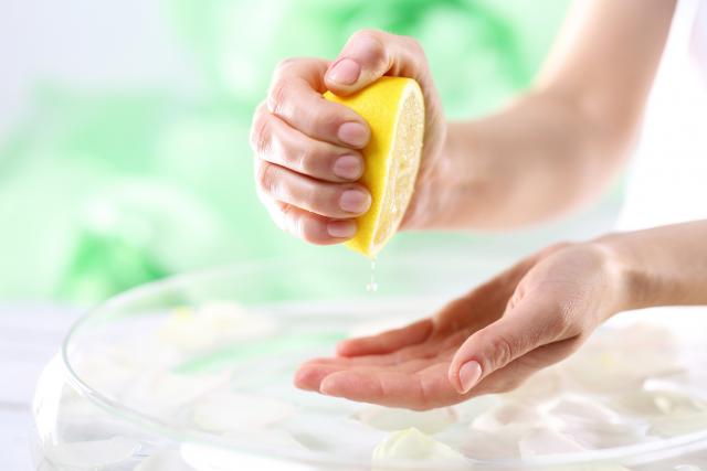 Prirodni saveti za svakodnevnu negu: Izbelite nokte limunom