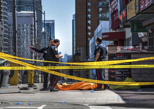 Haos u Torontu: Kombijem pokosio pešake, deset mrtvih FOTO
