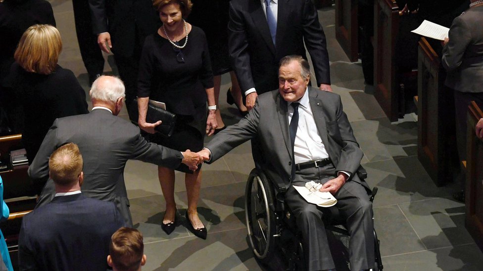 Džordž Buš stariji u bolnici dan nakon sahrane supruge