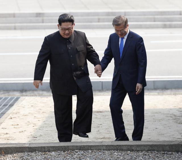 Istorija - Kim i Mun preskakali granicu FOTO, VIDEO