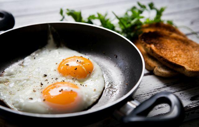Svetski kuvar otkrio trik: Najbolji naèin da ispržite jaje na oko (VIDEO)