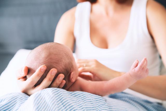 Masaže koje pomažu bebi kod prehlade: Mamine ruke mogu i da leèe