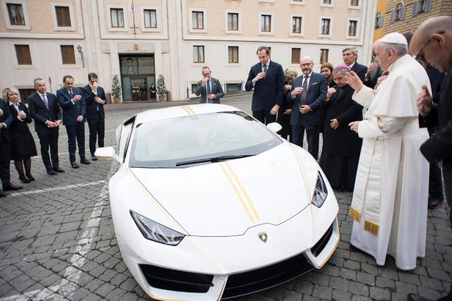 Prodaje se papin Lamborghini, kao nov! (FOTO)