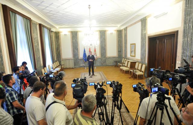 Vučić: Svi skupovi u Hrtkovcima su zabranjeni