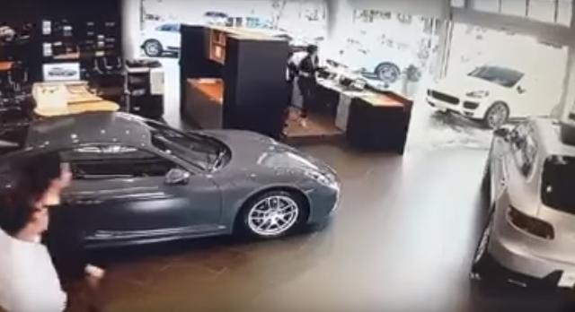 Nezadovoljni kupac uleteo SUV-om u salon Porschea