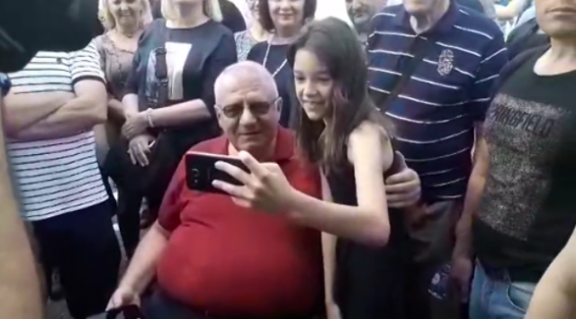 Šešelj pozirao za "selfi" sa devojèicom VIDEO