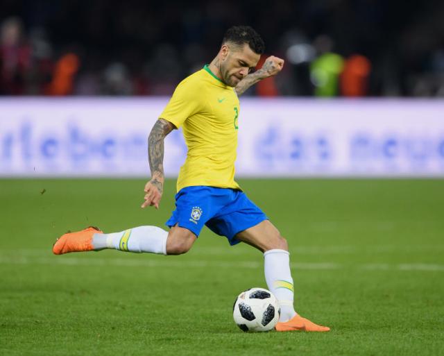 Alves povredio koleno, saigraèi utešili navijaèe Brazila