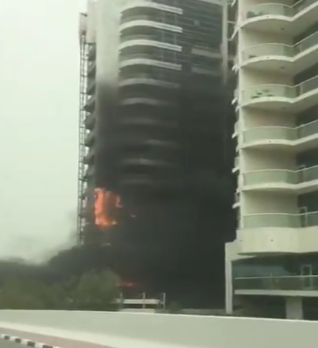 Dubai: Goreo toranj, gust dim i pešèana oluja VIDEO