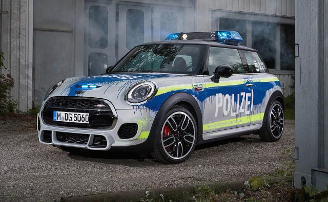 Izgleda kul, a uz to je brz: Policijski MINI sa 230 ks