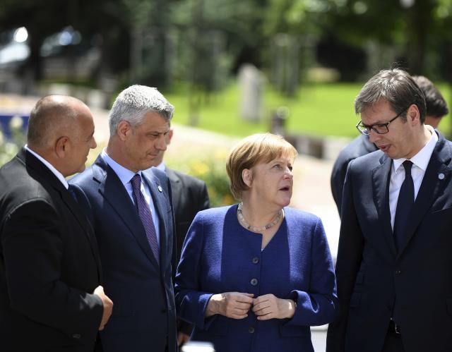 Vučić s Mejevom i Merkelovom pre i posle fotografisanja