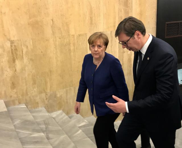 Vučić s Merkelovom o dijalogu s PR, amandmanima, regionu