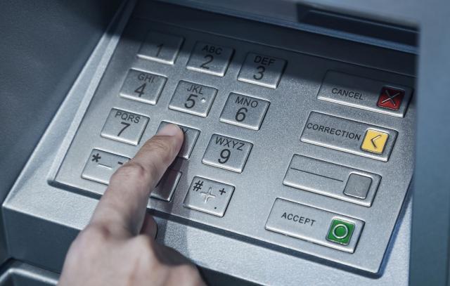 Znate li šta su skimmeri na bankomatima i kako ih prepoznati?