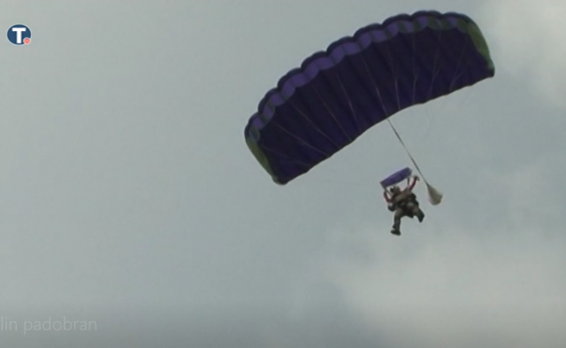Vulin ponovo skoèio padobranom VIDEO