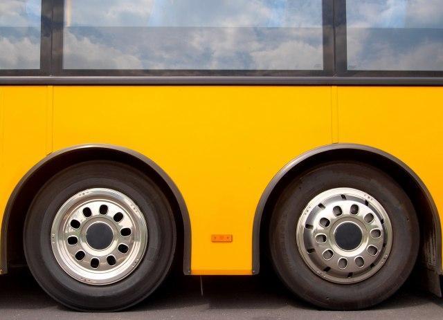 BG: Autobus javnog prevoza propao kroz asfalt