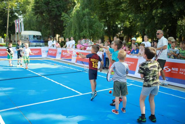 Teniski spektakl za decu u Opovu