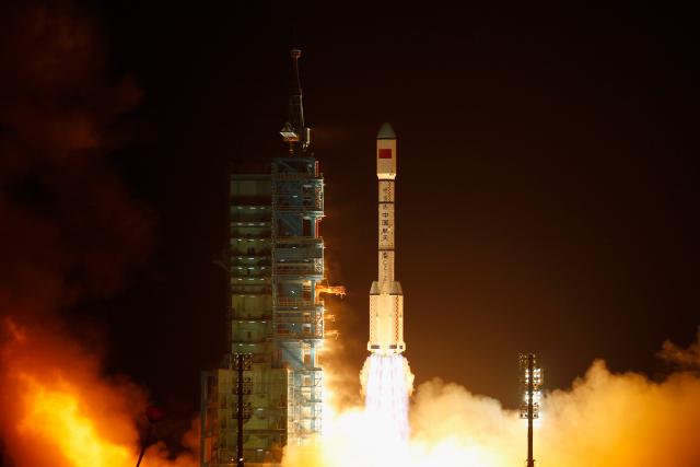 Kina lansirala satelit, počinje misija na tamnoj strani Meseca
