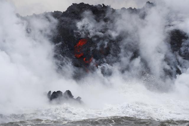 Postalo još opasnije: Vulkan prešao auto-put, ušao u okean