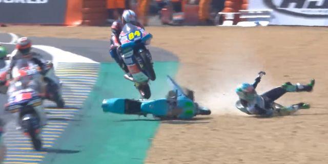 Moto3 motociklista čudesnim manevrom izbegao nesreću (VIDEO)