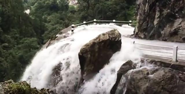 Neverovatan snimak vožnje po putu koji prolazi kroz vodopad